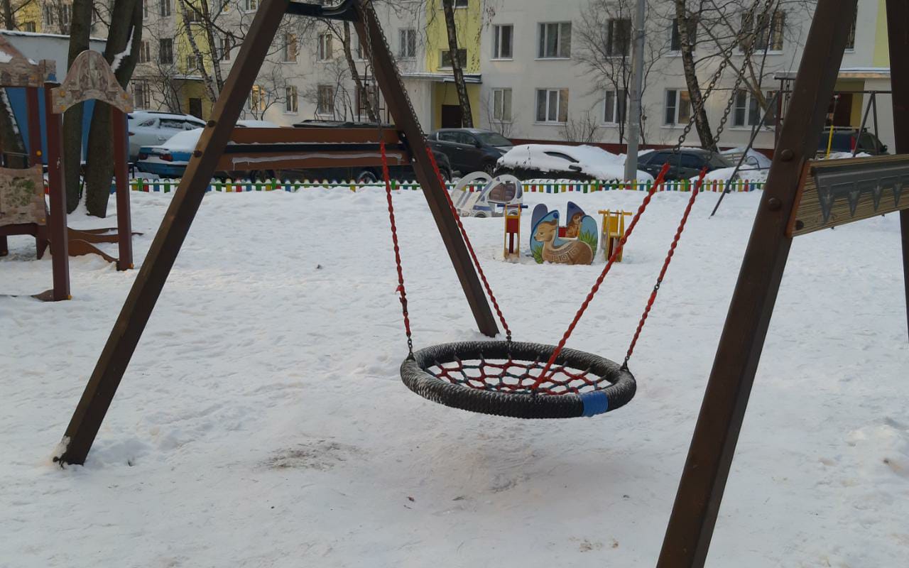 Сломанные детские качели на Уссурийской отремонтировали