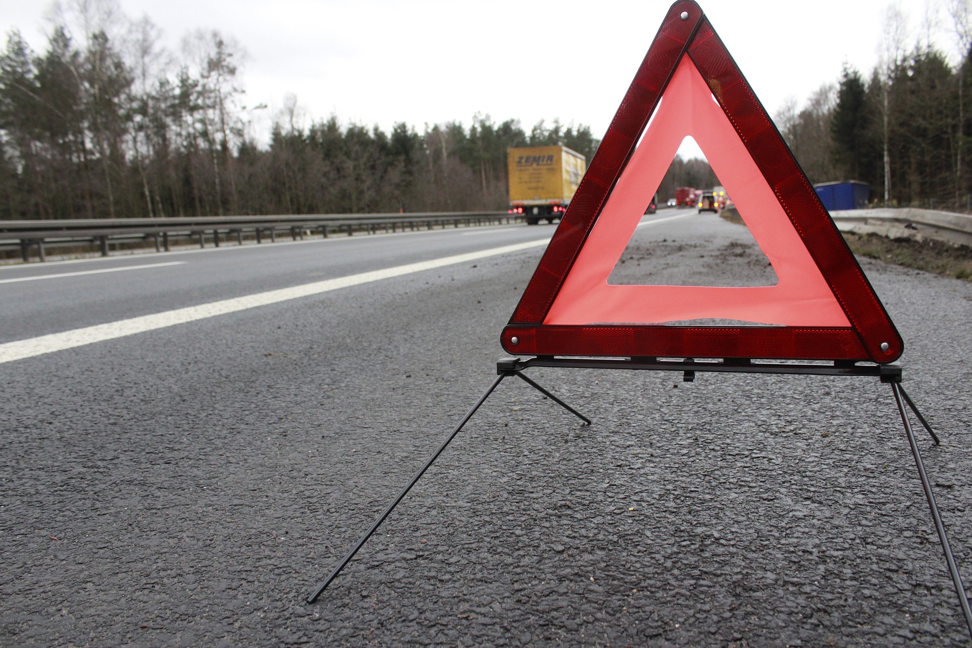 Водитель авто протаранил припаркованную на Хабаровской иномарку и скрылся с места ДТП