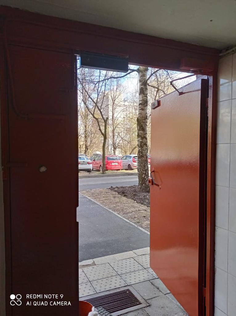 Старую дверь дома на Байкальской покрасили