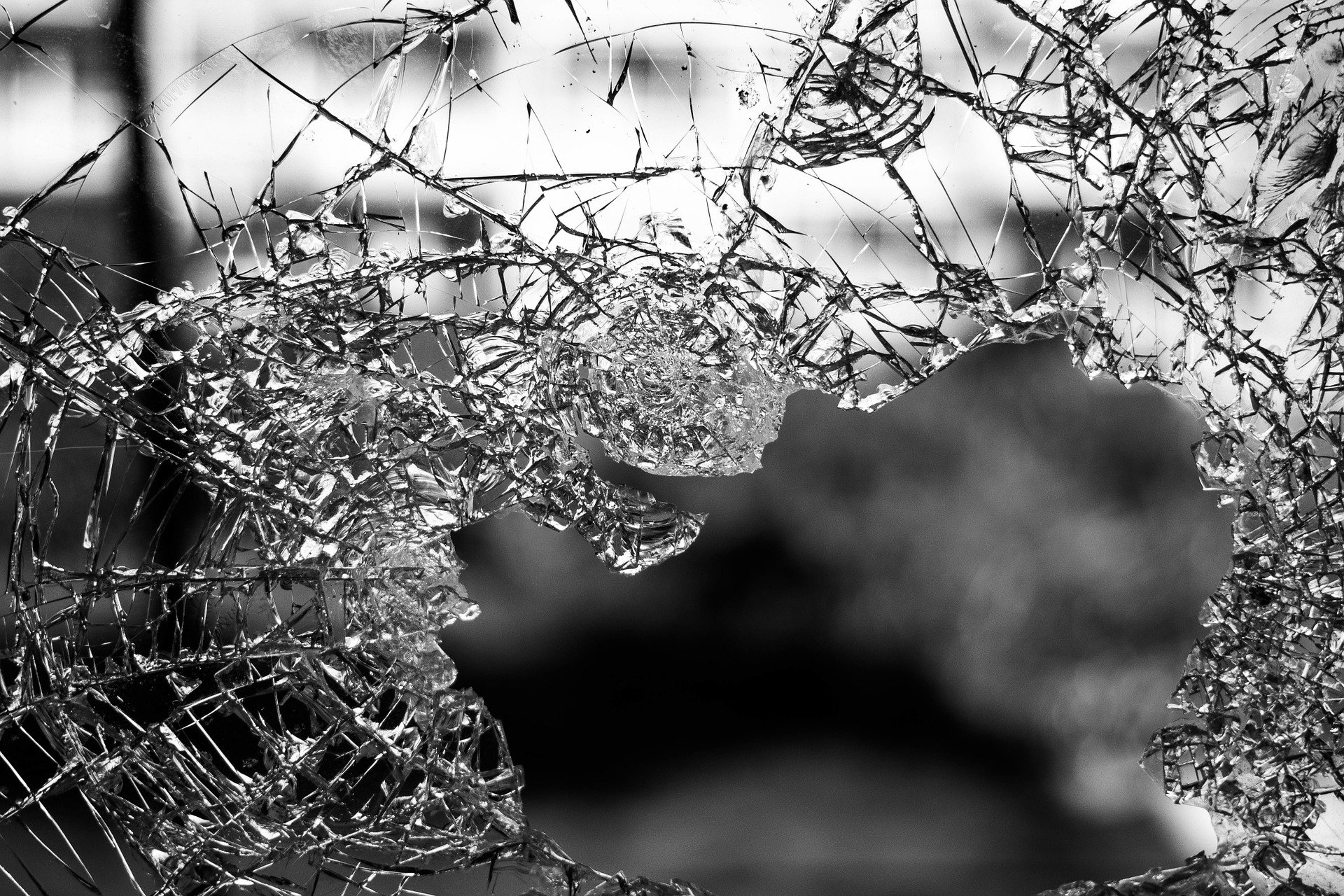 Водитель у Гольяновского пруда чуть не сбил женщину и влетел в дерево