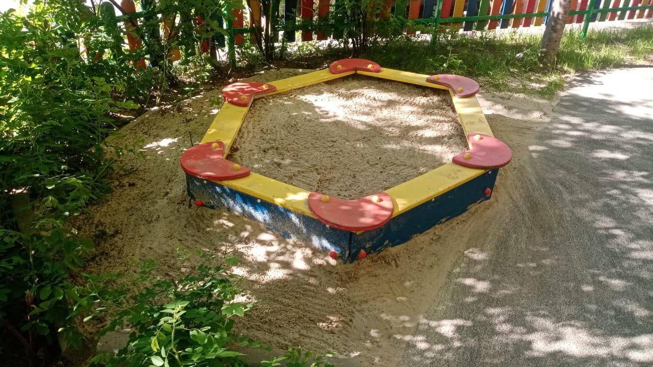 Детскую песочницу на Камчатской очистили от мусора