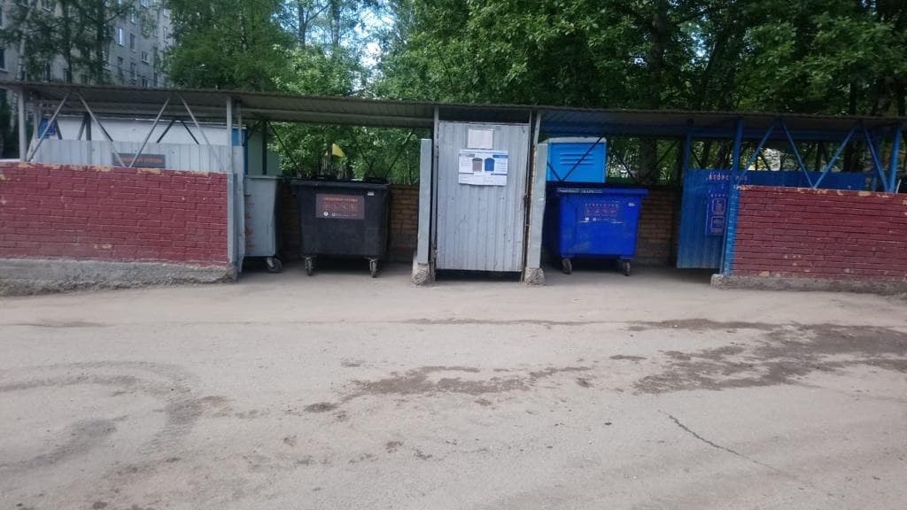Переполненную мусорную площадку на Уссурийской привели в порядок