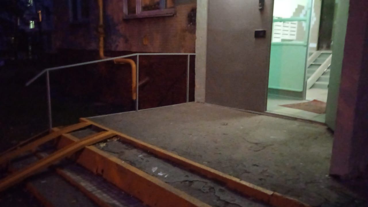 Подтопление около подъезда дома на Уссурийской устранили